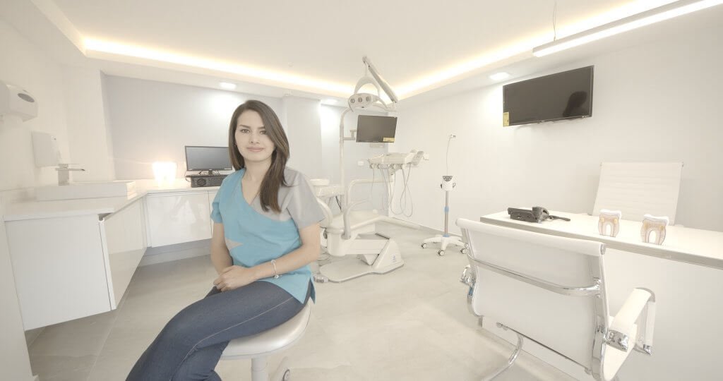 Dra. María de los Angeles. Especiallista en Periodoncia. Titulada en Chile